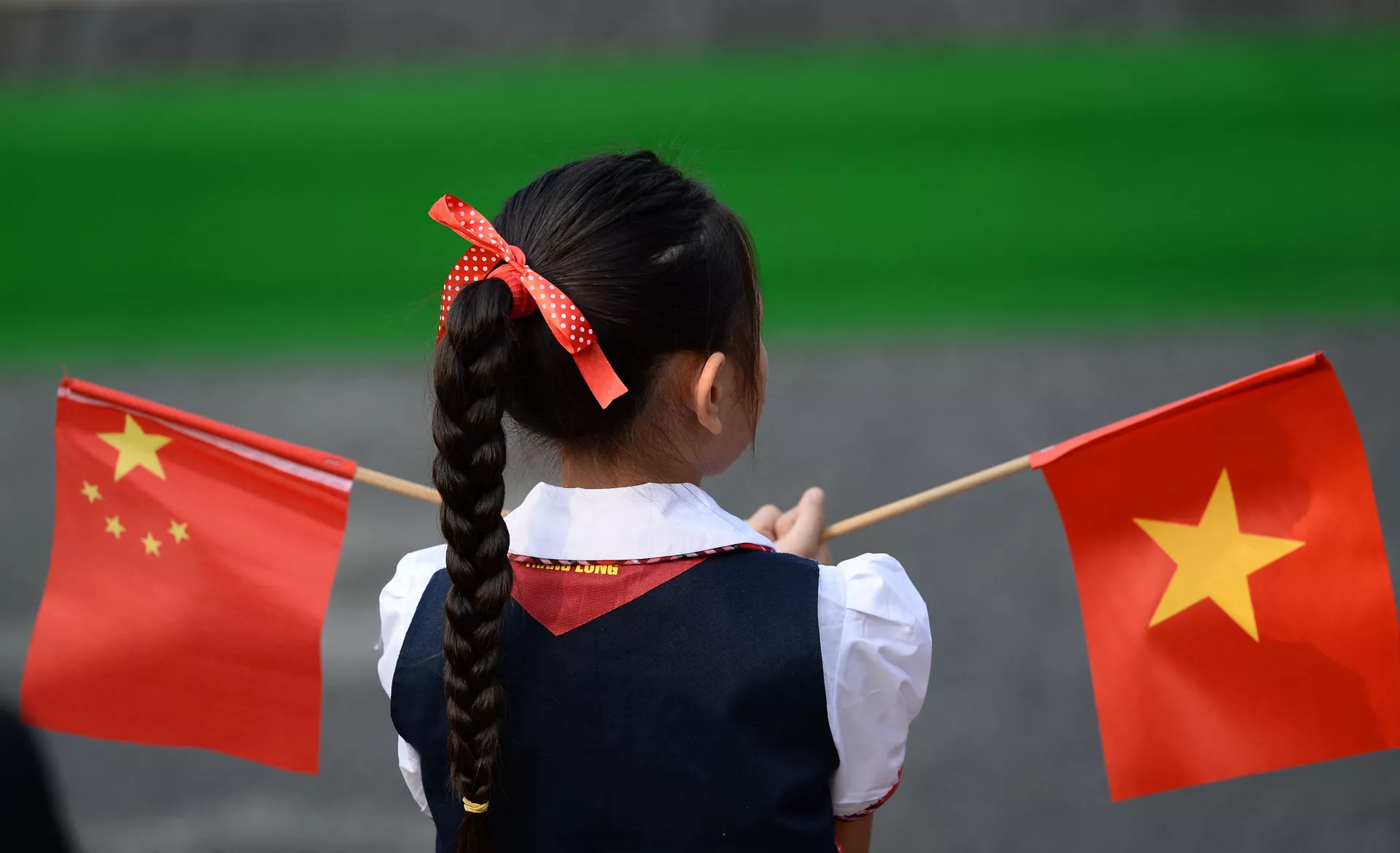 Garota segurando bandeira da China (à esquerda) e do Vietnã (à direita) - Sputnik Brasil, 1920, 03.05.2024