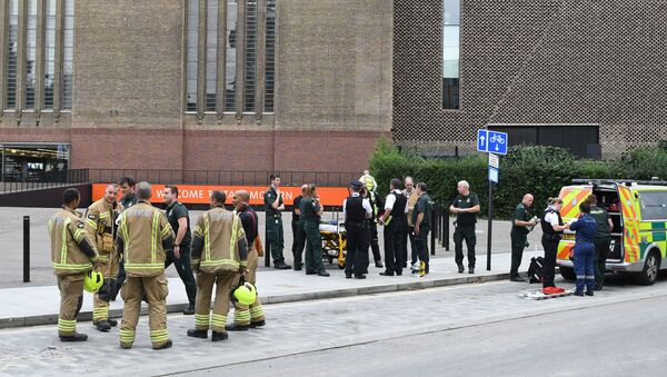 Policiais, paramédicos e bombeiros são vistos do lado de fora da galeria Tate Modern, em Londres, após um adolescente atirar um menino francês de seis anos de uma altura de 30 metros, em 4 de agosto de 2019 - Sputnik Brasil