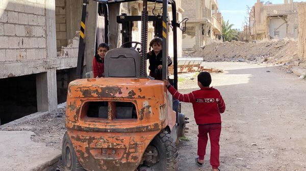 Crianças em uma das ruas de Palmyra, na Síria, em 17 de março de 2021 - Sputnik Brasil