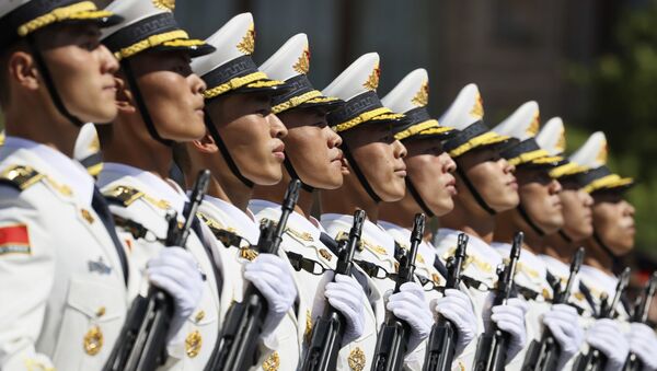 Em Moscou, na Rússia, militares chineses participam de um desfile para marcar o 75º aniversário da vitória na Segunda Guerra Mundial, em 24 de junho de 2020. - Sputnik Brasil