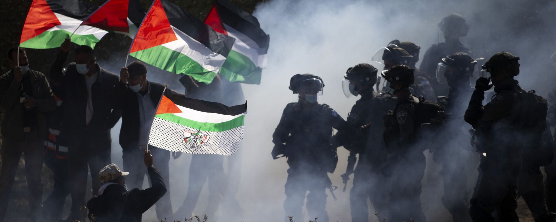 Forças de Defesa de Israel (FDI) jogam bombas de gás lacrimogêneo contra palestinos durante protesto - Sputnik Brasil, 1920, 19.10.2022