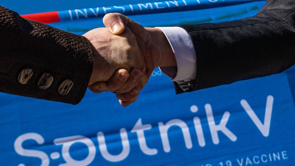 Em Bishek, no Quirguistão, o embaixador da Rússia no país, Nikolai Udovichenko, à esquerda, aperta a mão do vice-primeiro-ministro quirguiz, Artem Novikov, em 22 de abril de 2021 - Sputnik Brasil
