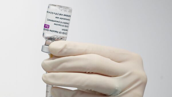 Em Fasano, na Itália, um profissional de saúde prepara uma dose da vacina contra a COVID-19 da AstraZeneza/Oxford, em 13 de abril de 2021 - Sputnik Brasil