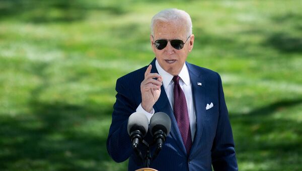 Presidente dos EUA, Joe Biden discursa sobre a pandemia da COVID-19 durante evento em frente à Casa Branca, 27 de abril de 2021 - Sputnik Brasil