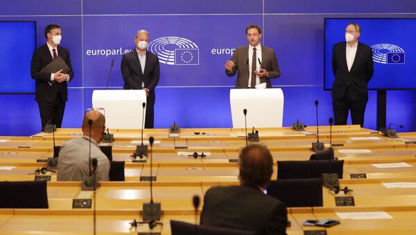 Membros do Parlamento Europeu participam de entrevista coletiva após debate sobre o acordo de comércio e cooperação entre União Europeia e Reino Unido, em Bruxelas, Bélgica - Sputnik Brasil