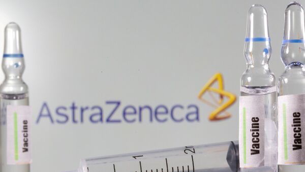 Um tubo de ensaio com o rótulo vacina na frente do logotipo da AstraZeneca - Sputnik Brasil