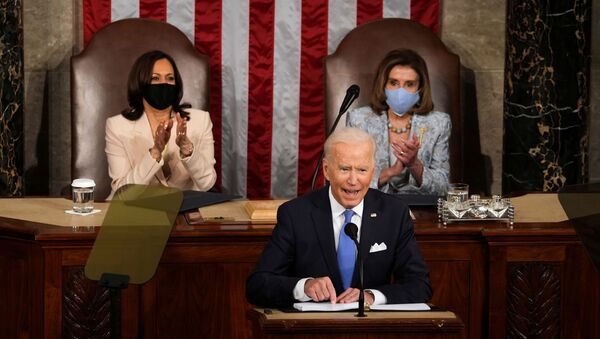 Em Washington, o presidente dos Estados Unidos, Joe Biden, participa de sessão conjunta do Congresso norte-americano em discurso marcando o 100º dia de sua gestão, em 28 de abril de 2021 - Sputnik Brasil