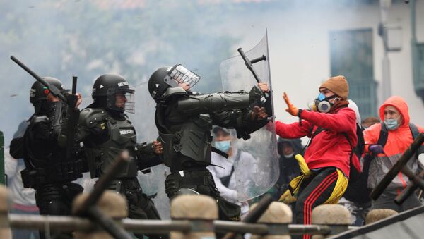 Manifestantes e agentes de segurança entram em confronto durante protestos contra reforma tributária, em Bogotá, Colômbia, 28 de abril de 2021 - Sputnik Brasil