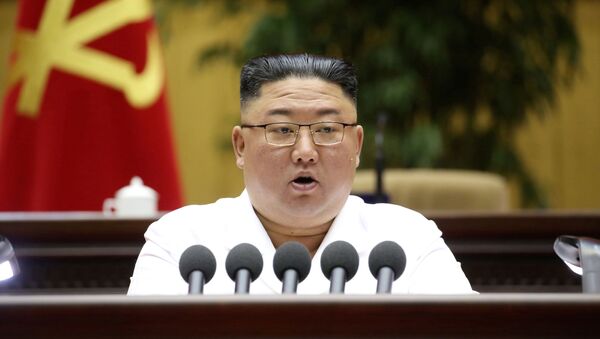 Kim Jong-un, líder da Coreia do Norte, discursa durante conferência do Partido dos Trabalhadores governista em Pyongyang, em foto sem data divulgada em 9 de abril de 2021 - Sputnik Brasil