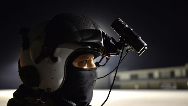 Soldado olha através de binóculos de visão noturna durante exercício militar (imagem referencial) - Sputnik Brasil