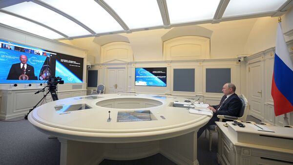 Presidente russo, Vladmir Putin, ouve discurso de seu homólogo norte-americano, Joe Biden, durante reunião virtual sobre mudanças climáticas, Moscou, Rússia, 22 de abril de 2021  - Sputnik Brasil