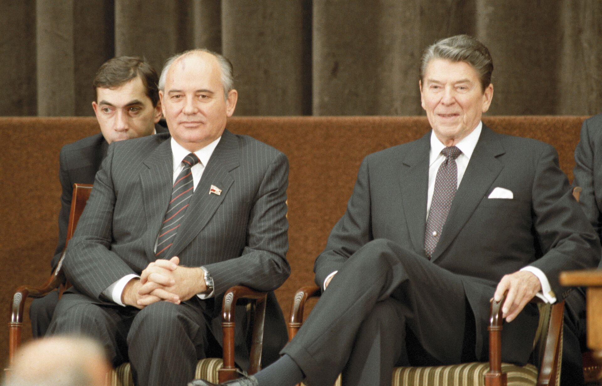 Então secretário-geral do Partido Comunista da União Soviética, Mikhail Gorbachev, e o então presidente dos EUA, Ronald Reagan, durante cerimônia de encerramento de encontro de alto nível em Genebra, na Suíça, em 16 de novembro de 1985 (foto de arquivo) - Sputnik Brasil, 1920, 31.08.2022