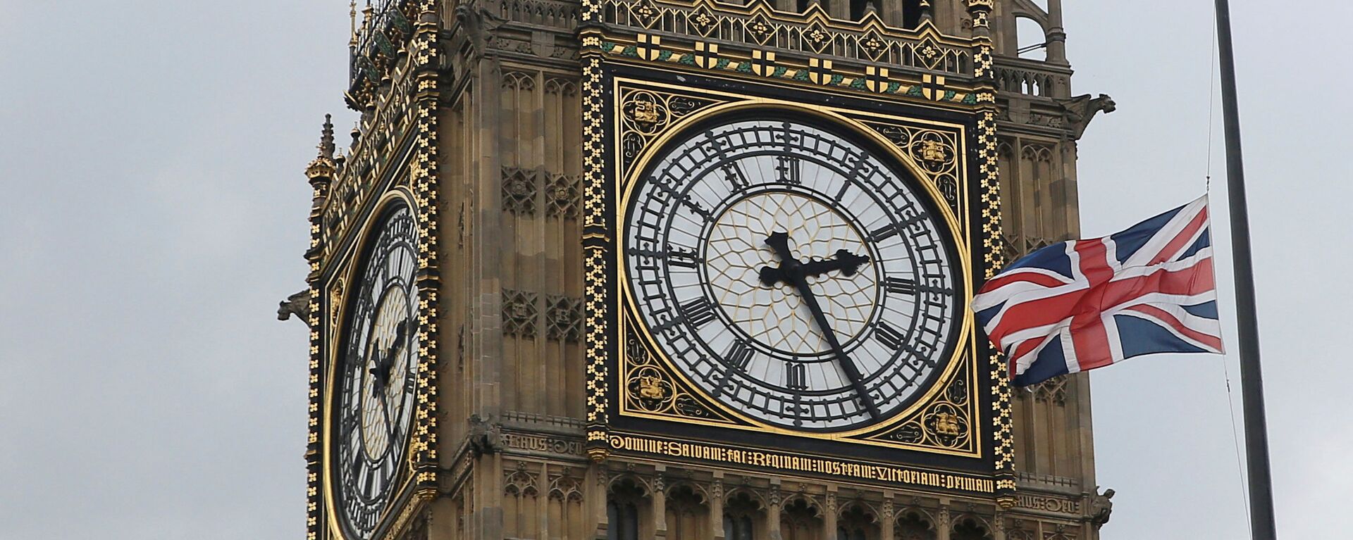 Bandeira britânica hasteada em frente à torre do relógio Big Ben em Londres, Reino Unido, 17 de junho de 2016 - Sputnik Brasil, 1920, 14.02.2022