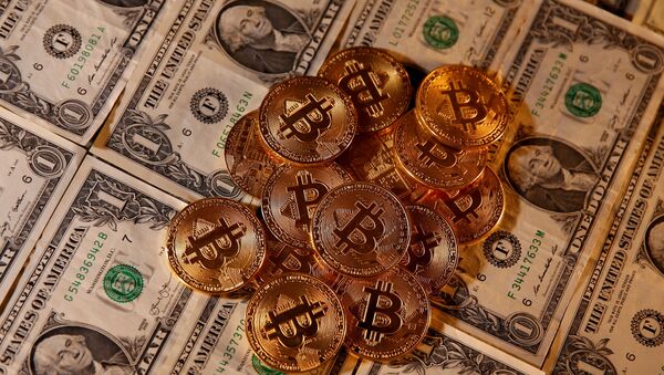 Representação da moeda virtual bitcoin e notas de dólar americano - Sputnik Brasil