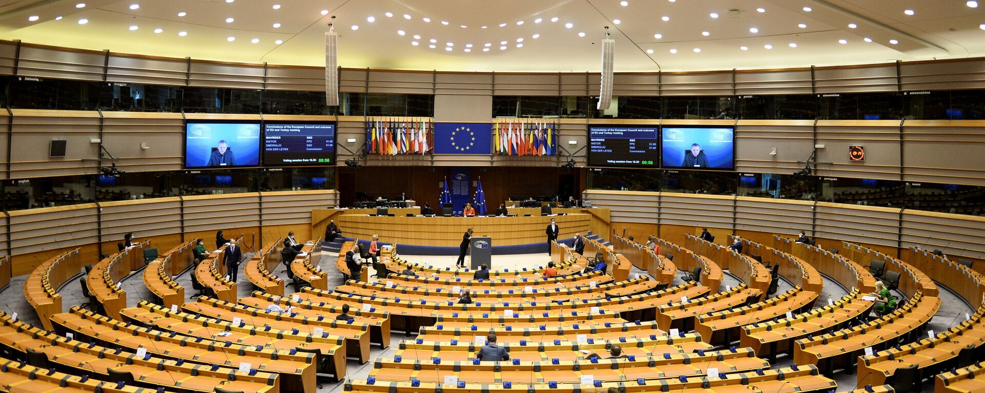 Charles Michel e Ursula von der Leyen, presidente do Conselho Europeu e presidente da Comissão Europeia, respectivamente, participam de sessão plenária do Parlamento Europeu em Bruxelas, Bélgica, 26 de abril de 2021 - Sputnik Brasil, 1920, 14.03.2022