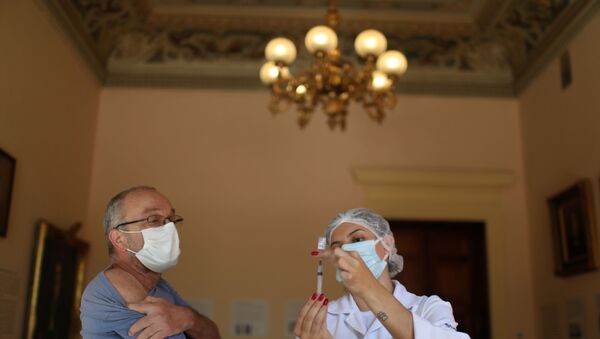 Professional de saúde prepara uma dose da vacina da AstraZeneca contra a COVID-19 no Palácio do Catete, Rio de Janeiro, Brasil, 23 de abril de 2021 - Sputnik Brasil