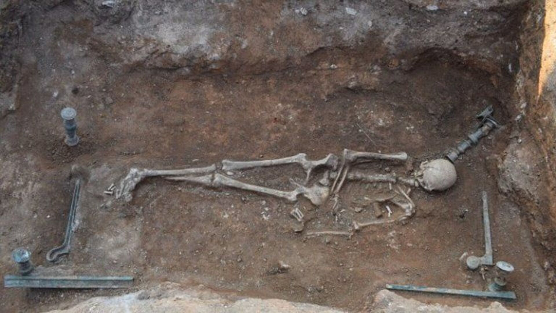 'Único': arqueólogos encontram restos mortais de mulher de 2 mil anos em cama de madeira (FOTO) - Sputnik Brasil, 1920, 29.04.2021