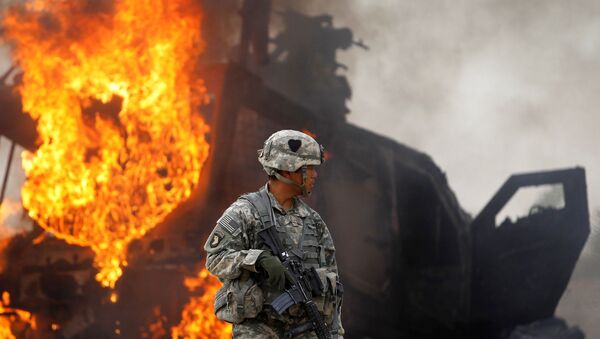 Sodado norte-americano faz monitoramento no Afeganistão enquanto veículo pega fogo ao fundo - Sputnik Brasil