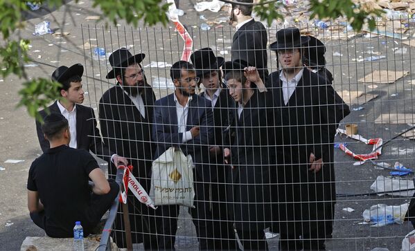 Judeus ortodoxos de Meron, no norte de Israel, no local da debandada ocorrida durante um evento religioso
 - Sputnik Brasil