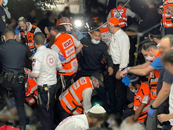 Médicos e equipes de resgate prestam assistência às vítimas da debandada de 30 de abril no monte Meron, no norte de Israel - Sputnik Brasil