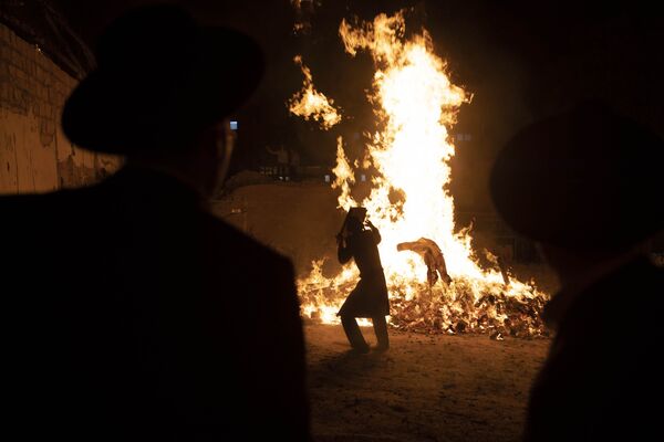 Jovens judeus ultraortodoxos em Jerusalém ao pé de uma fogueira durante o feriado Lag Baômer - Sputnik Brasil