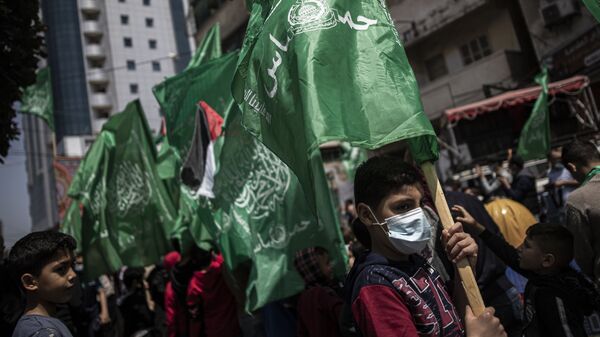 Apoiadores do partido palestino Hamas seguram bandeiras verdes em protesto fora da Cidade Velha de Jerusalém, 23 de abril de 2021 - Sputnik Brasil