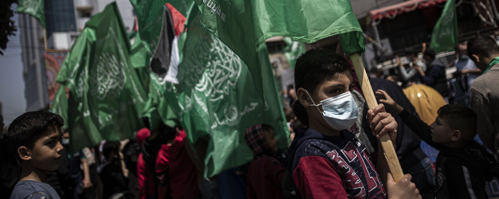 Apoiadores do partido palestino Hamas seguram bandeiras verdes em protesto fora da Cidade Velha de Jerusalém, 23 de abril de 2021 - Sputnik Brasil, 1920, 15.10.2022