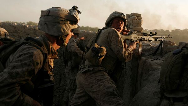 Fuzileiros navais dos EUA disparam durante uma emboscada do Talibã enquanto realizam operação na província de Helmand, Afeganistão (foto de arquivo) - Sputnik Brasil