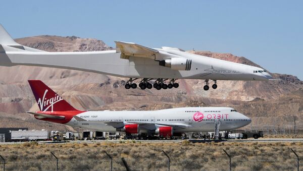 O avião Roc da Stratolaunch, o maior do mundo, passa sobre o Boeing 747 da Virgin Orbit depois de realizar um segundo voo de teste em Mojave, Califórnia, EUA, em 29 de abril de 2021 - Sputnik Brasil