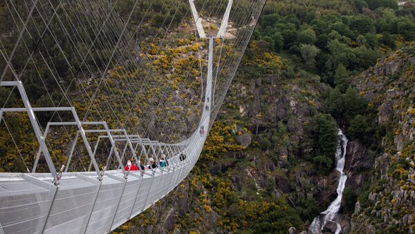 Pessoas caminham sobre 516 Arouca, ponte suspensa para pedestres, a mais longa do mundo, em Arouca, Portugal, 29 de abril de 2021 - Sputnik Brasil