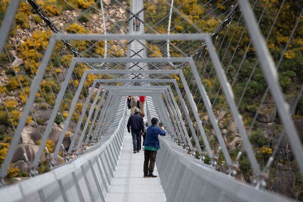 Visitante fotografa paisagem vista da 516 Arouca, ponte suspensa para pedestres, a mais longa do mundo, em Arouca, Portugal, 29 de abril de 2021 - Sputnik Brasil