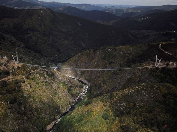 Vista lateral da 516 Arouca, ponte suspensa para pedestres, a mais longa do mundo, em Arouca, Portugal, 29 de abril de 2021 - Sputnik Brasil