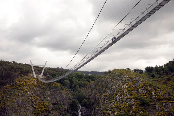 Vista de baixo da 516 Arouca, ponte suspensa para pedestres, a mais longa do mundo, em Arouca, Portugal, 29 de abril de 2021 - Sputnik Brasil