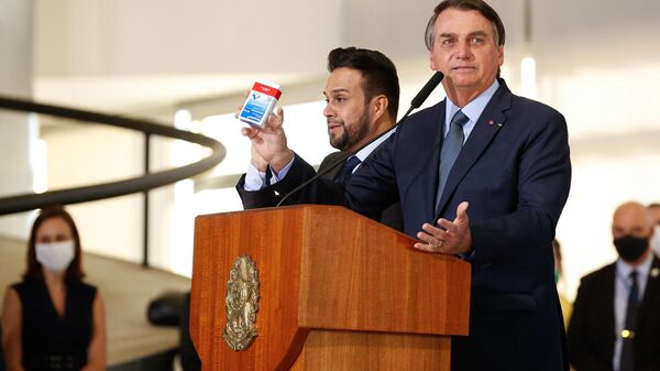 O presidente da República, Jair Bolsonaro, segura cerimônia caixa de hidroxicloroquina no Palácio do Planalto. - Sputnik Brasil