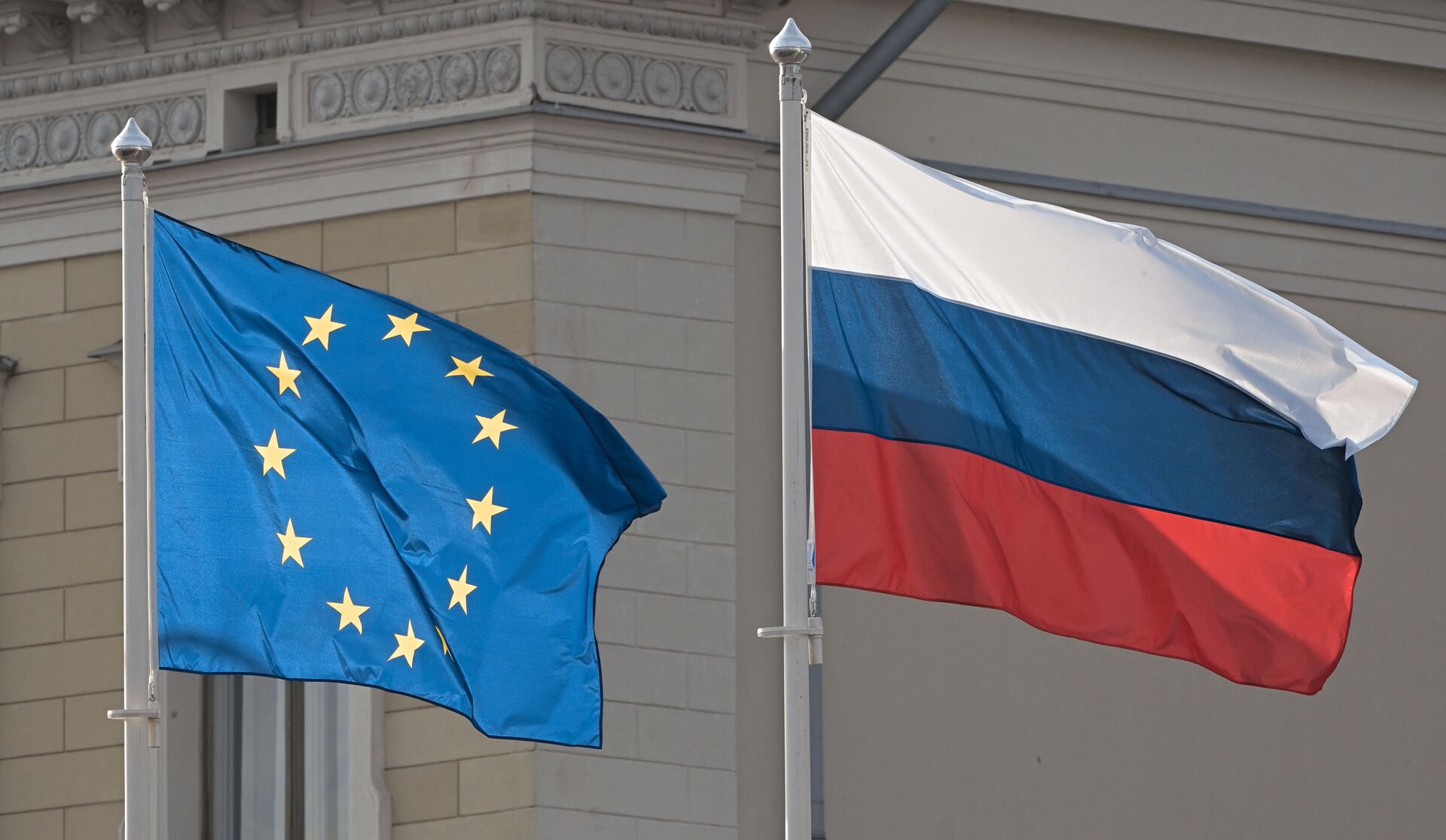 Bandeiras da União Europeia e da Rússia em frente ao palácio presidencial, em Helsinque, capital da Finlândia - Sputnik Brasil, 1920, 07.07.2022