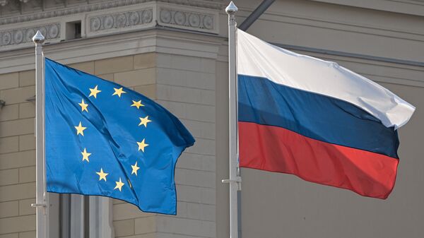 Bandeiras da União Europeia e da Rússia em frente ao palácio presidencial, em Helsinque, capital da Finlândia - Sputnik Brasil