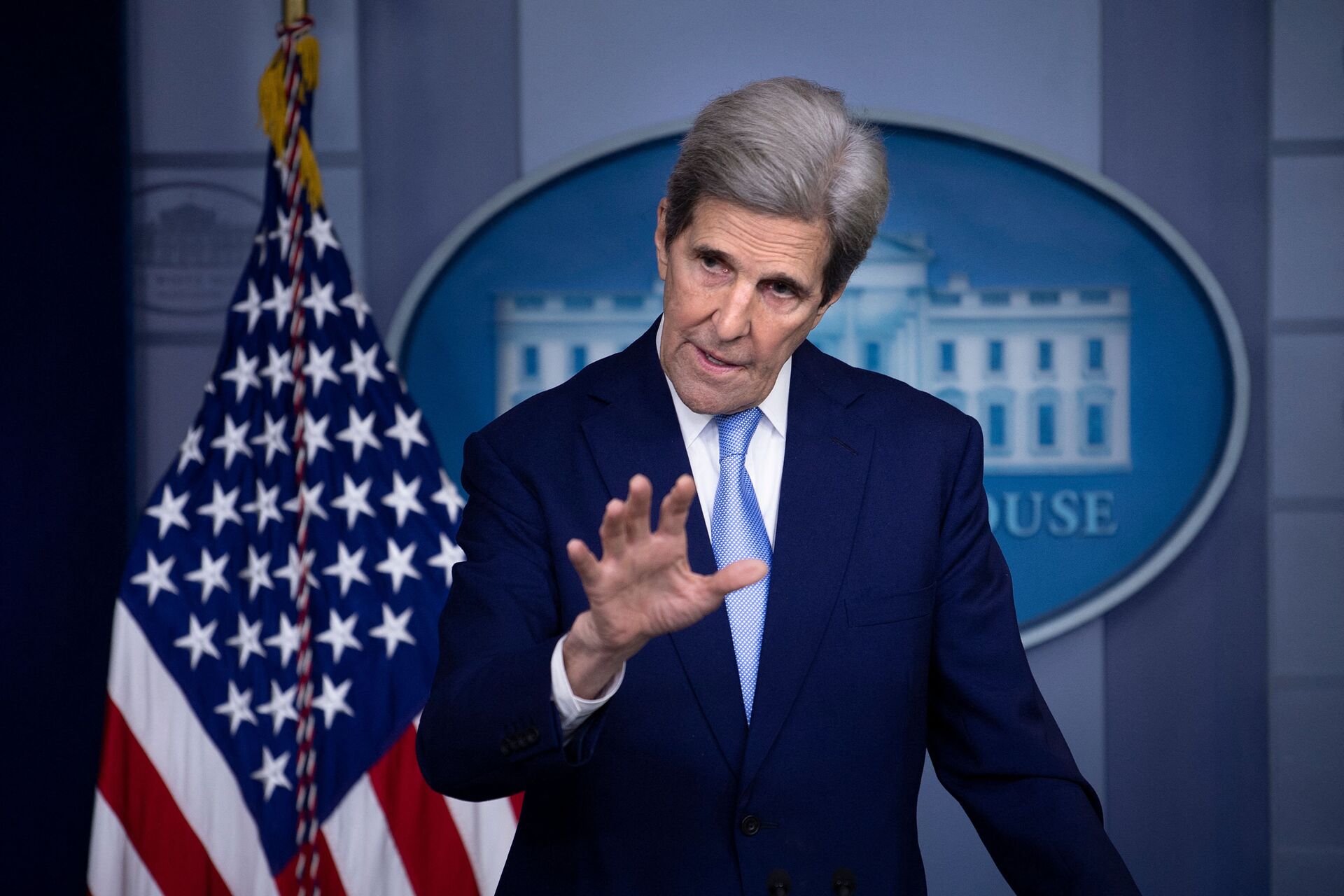 O enviado especial dos Estados Unidos para questões relacionadas ao clima, John Kerry, fala durante uma coletiva de imprensa na Casa Branca, em 22 de abril de 2021, em Washington - Sputnik Brasil, 1920, 19.08.2022