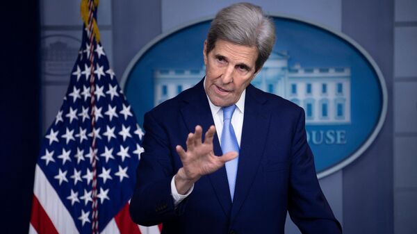O enviado especial dos Estados Unidos para questões relacionadas ao clima, John Kerry, fala durante uma coletiva de imprensa na Casa Branca, em 22 de abril de 2021, em Washington - Sputnik Brasil