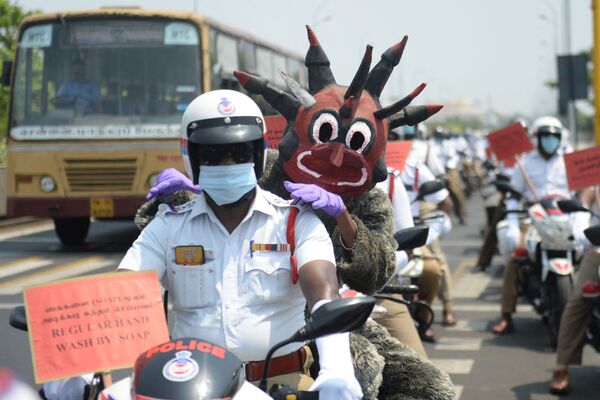 Policial fantasiado de demônio parecido com a COVID-19 participa de manifestação de conscientização sobre o novo coronavírus em Chennai, Índia, 29 de abril de 2021 - Sputnik Brasil