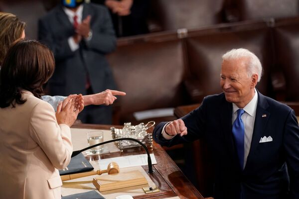 Presidente dos EUA Joe Biden se vira para a vice-presidente Kamala Harris e a presidente da Câmara dos Representantes Nancy Pelosi após seu primeiro discurso perante uma sessão conjunta do Congresso no Capitólio em seu 100º dia na Casa Branca, Washington, Estados Unidos, 28 de abril de 2021 - Sputnik Brasil