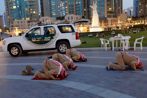 Policiais rezam durante o mês sagrado do Ramadã em Dubai, Emirados Árabes Unidos, 23 de abril de 2021 - Sputnik Brasil