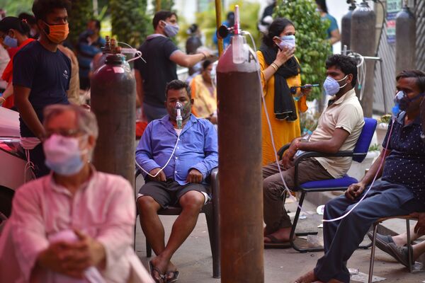 Pessoas que sofrem de dificuldades respiratórias recebem gratuitamente oxigênio no templo de Gurdwara, Deli, Índia - Sputnik Brasil