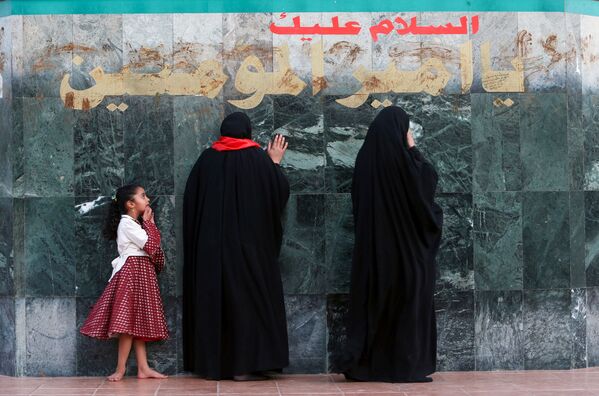 Mulheres iraquianas visitam Mesquita Imam Ali Step durante o mês sagrado do Ramadã em Basra, Iraque, 28 de abril de 2021 - Sputnik Brasil