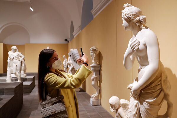 Mulher tira fotos de escultura nos Museus Capitolinos no dia de sua reabertura, Roma, Itália, 26 de abril de 2021 - Sputnik Brasil