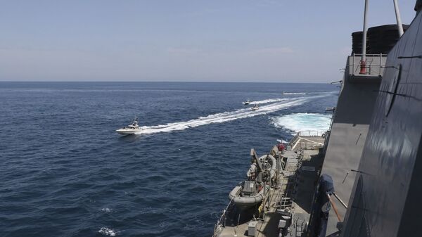 Lanchas da Marinha do Corpo de Guardiões da Revolução Islâmica do Irã navegam perto de navios militares dos EUA no golfo Pérsico perto de Kuwait, 15 de abril de 2020 - Sputnik Brasil