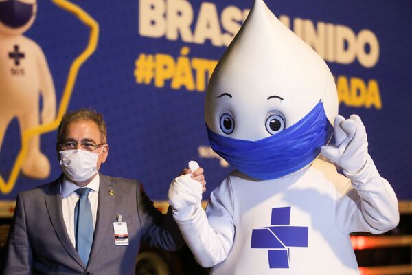 Ministro da Saúde do Brasil, Marcelo Queiroga, com a mascote Zé Gotinha, símbolo da campanha de vacinação, enquanto as doses da vacina da Pfizer/BioNTech chegam ao Aeroporto Internacional de Viracopos, Campinas, São Paulo, Brasil, 29 de abril de 2021 - Sputnik Brasil