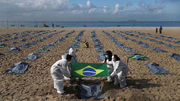 Ativistas da organização não governamental Rio de Paz carregam a bandeira brasileira, enquanto exibem centenas de sacos de plástico representando mortos e relembrando os 400 mil óbitos pela COVID-19, durante protesto contra a política de Jair Bolsonaro para a COVID-19, praia de Copacabana, Rio de Janeiro, Brasil, 30 de abril de 2021 - Sputnik Brasil