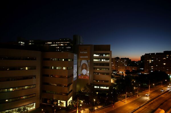 Imagens de médicos e enfermeiras são projetadas na parede do Hospital de Clínicas de Porto Alegre como parte de uma homenagem aos profissionais de saúde antes do Dia do Trabalhador, Porto Alegre, Brasil, 30 de abril de 2021 - Sputnik Brasil