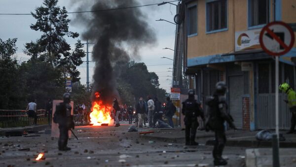 Manifestantes perto de uma barricada em chamas durante protesto contra reforma tributária do governo do presidente Iván Duque em Bogotá, Colômbia, 30 de abril de 2021 - Sputnik Brasil