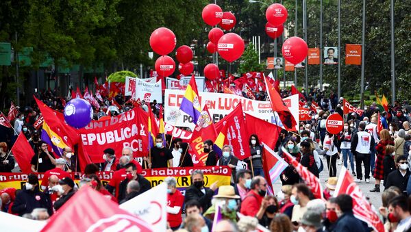 Em Madri, Espanha, pessoas marcham durante protesto para marcar o Dia Internacional do Trabalho, em 1º de maio de 2021 - Sputnik Brasil